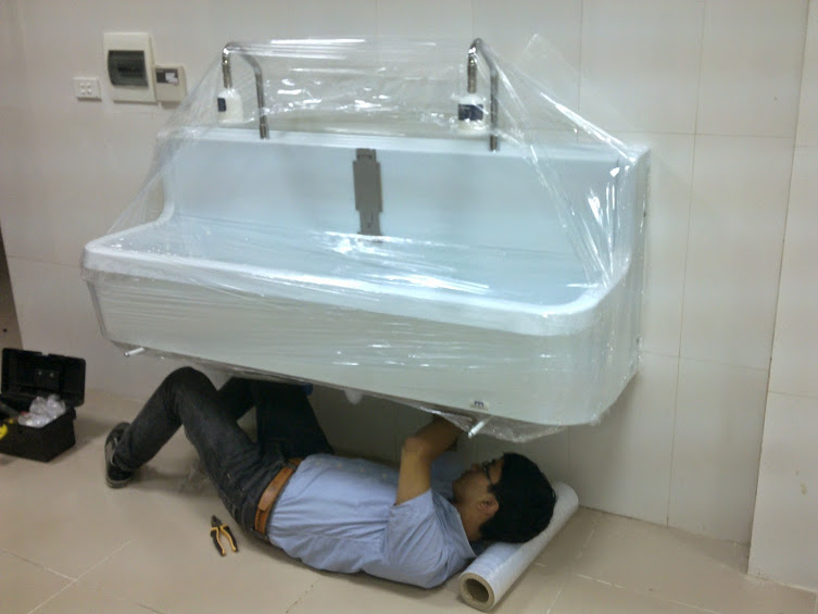 Lắp đặt bồn rửa tay phòng mổ tại Bệnh viện Đại học Y Hà Nội