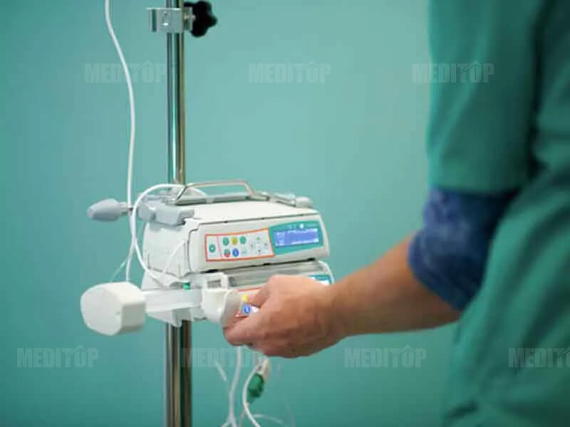 Truyền dịch với m&aacute;y đếm giọt truyền thống