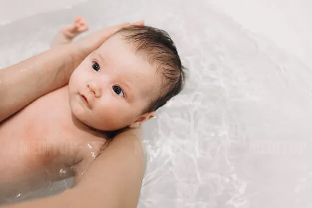 Tư thế v&agrave; an to&agrave;n khi tắm trẻ sơ sinh trong bồn