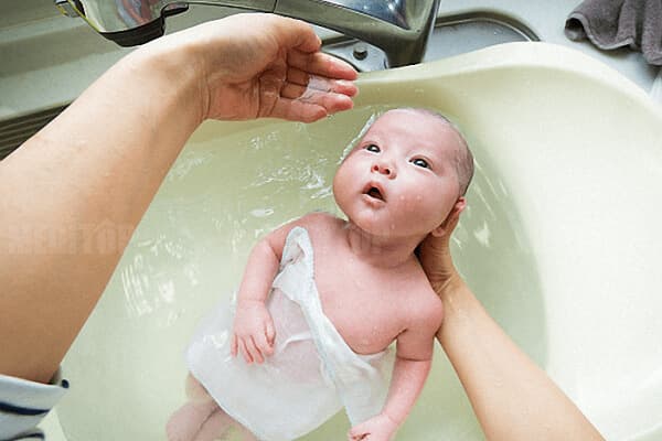  Giới thiệu bồn tắm b&eacute; sơ sinh