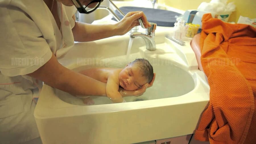 Khoảng thời gian v&agrave; tần suất tắm cho trẻ sơ sinh