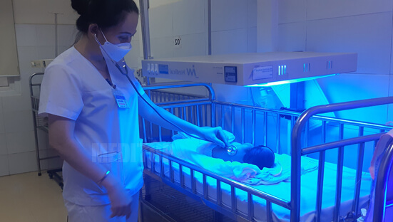 Khi n&agrave;o cần chiếu đ&egrave;n v&agrave;ng da cho trẻ sơ sinh