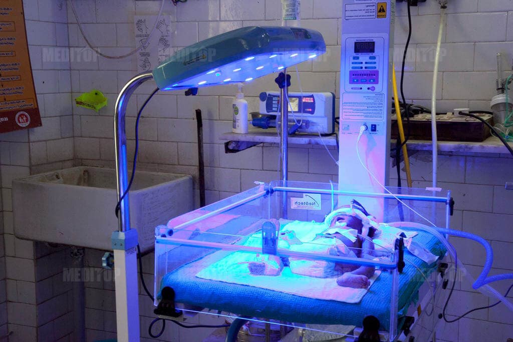 Đ&egrave;n chiếu v&agrave;ng da cho trẻ sơ sinh sử dụng tại nh&agrave;