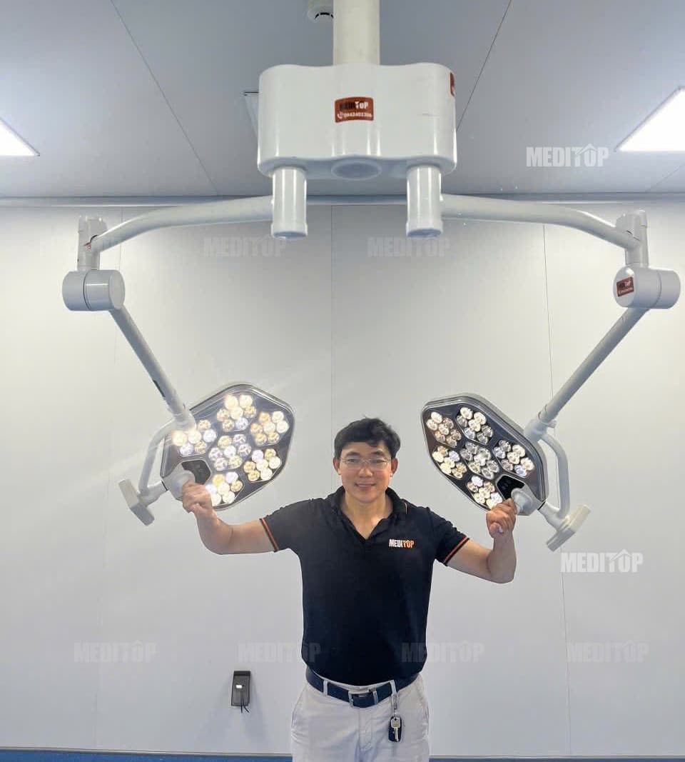 N&ecirc;n d&ugrave;ng đ&egrave;n mổ treo trần cho ph&ograve;ng phẫu thuật