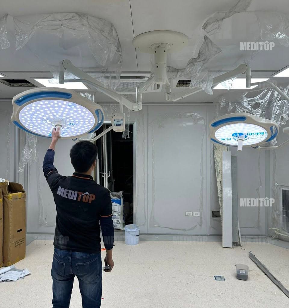 Đ&egrave;n mổ treo trần một nh&aacute;nh phổ biến