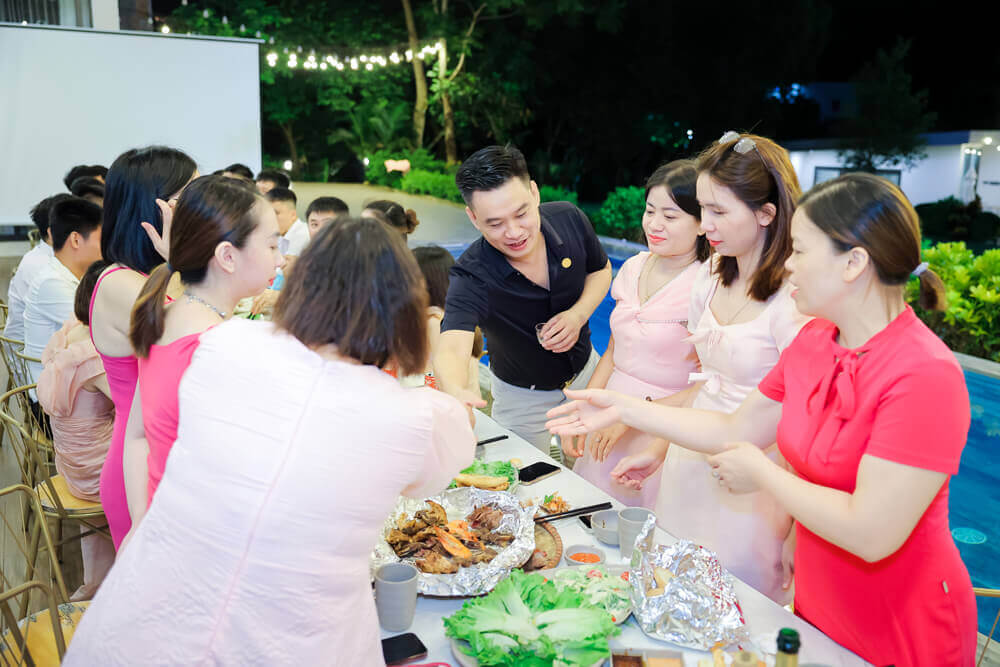 Buổi sinh nhật của c&ocirc;ng ty diễn ra trang trọng 