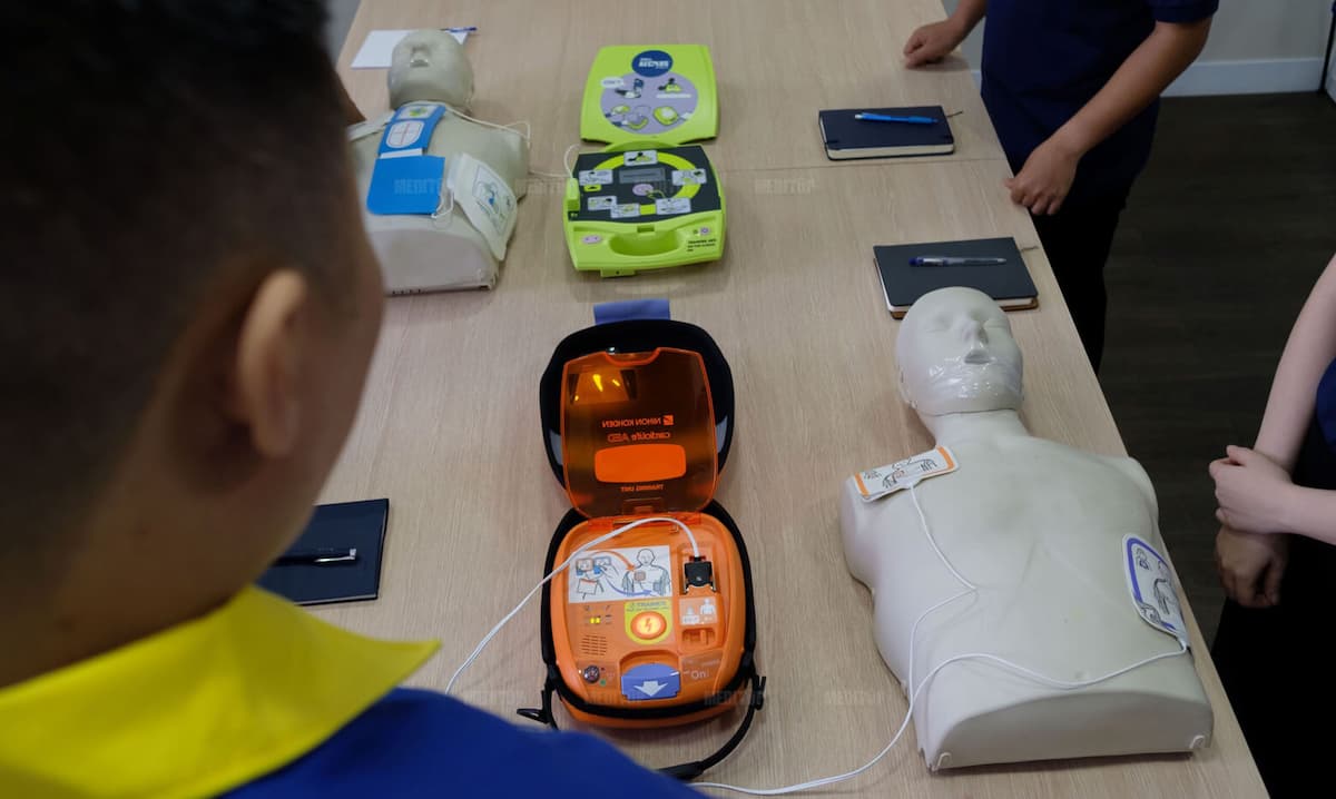 Máy sốc điện bán tự động