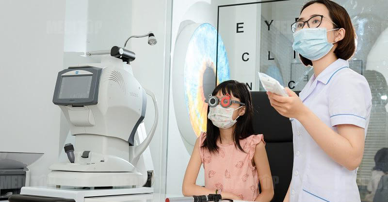 Ứng dụng thiết bị nh&atilde;n khoa trong kh&aacute;m s&agrave;ng lọc cộng đồng