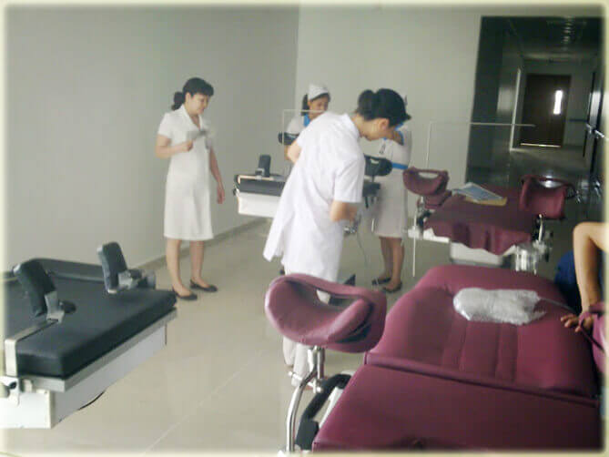 Bàn khám sản khoa, bàn đỡ đẻ thiết kế hiện đại, đẹp mắt