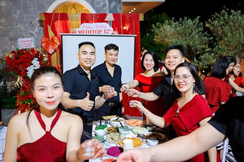 Khoảnh khắc tri ân và khai tiệc