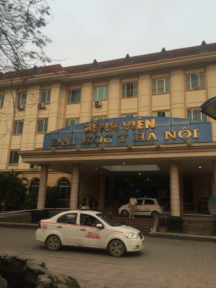 bồn rửa tay phòng mổ tại Bệnh viện Đại học Y Hà Nội